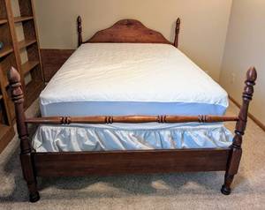 lot 24 image: Vintage Full Size Wood Bed Frame