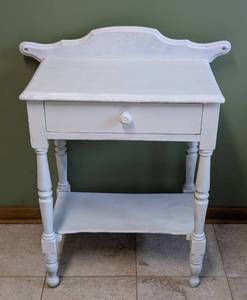 lot 28 image: Vintage Painted Wood Accent Table