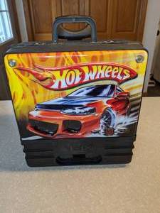 lot 408 image: Hot Wheels Carring Case WIth Retractable Handle 12 High P