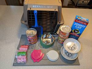 lot 409 image: Everything Your Pet Kitty Cat Needs Kennel Bowls Food Litter Box Liners P