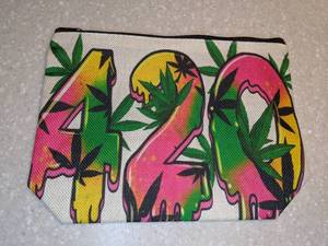 lot 424 image: New 420 Leaf Print Cosmetic Bag Splattered Design White Linen P