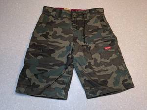 lot 432 image: New Levi Strauss & Co Boys Cargo Shorts Camo Size 7 Regular $40 Retail M