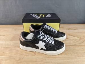 lot 550 image: Brand New Art Class Kaitlyn Sneakers Girls Size 4 Shoes Black Sparkle with White Star N