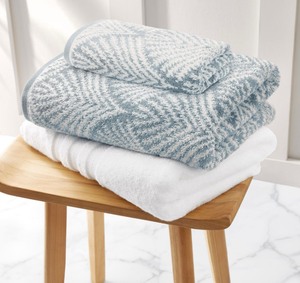 lot 26G image: Brand New Members Mark Hotel Premier Towel 4-Piece Set - Blue N