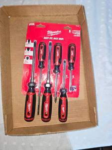 lot 5 image: New Milwaukee screw driver set