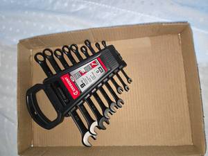 lot 9 image: New Cresent wrench set