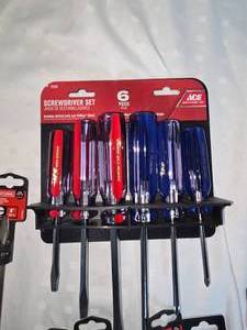 lot 24 image: New Screw drivers