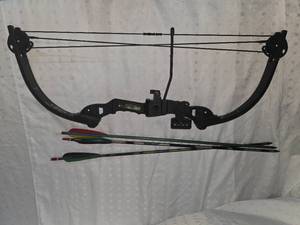 lot 46 image: Kids compund bow