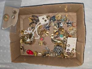 lot 59 image: Vintage costume jewelry