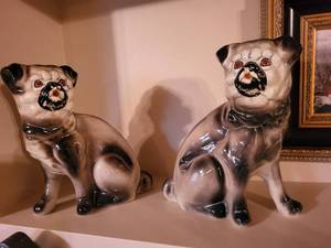 lot 7 image: Pair of Vintage Ceramic Pug Figurines - Made in Taiwan