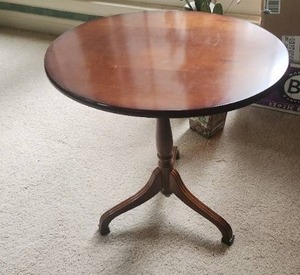 lot 14 image: Vintage Wooden Pedestal Side Table with Round Top