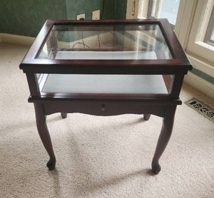 lot 16 image: Mahogany Display Coffee Table with Glass Top and Drawer