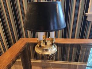 lot 27 image: Classic Two-Light Brass and Black Metal Table Lamp