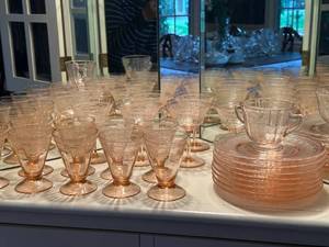 lot 31 image: Collection of Vintage Pink Depression Glass Tableware