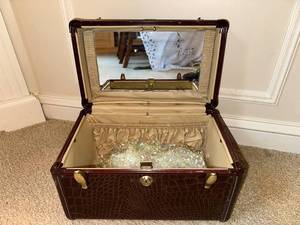 lot 38 image: Vintage Samsonite Shwayder Bros. Brown Travel Train Case with Mirror