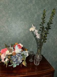 lot 39 image: Floral Decor Set with Artificial Flowers and Glass Vases