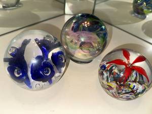 lot 42 image: Set of 3 St. Clair Art Glass Paperweights with Floral and Seashell Designs