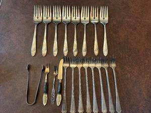lot 53 image: Set of Antique Silverware Including Wm. Rogers & Son Forks and Utensils