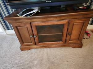 lot 62 image: Wooden TV Stand with Glass Pane Doors