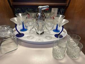 lot 71 image: Vintage 10-Piece Glassware Set with Penguin Cocktail Shaker