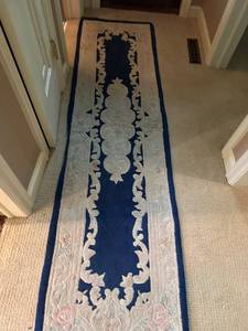 lot 72 image: Elegant Vintage Floral Pattern Hallway Runner Rug