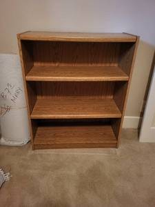 lot 91 image: Wooden 3-Shelf Bookcase