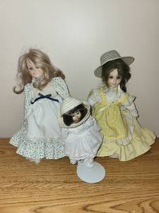 lot 99 image: Set of 3 Vintage Porcelain Dolls with Bonnets