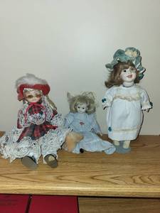lot 100 image: Set of 3 Porcelain Dolls with Vintage Clothing