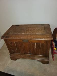 lot 106 image: Antique Wooden Ice Box with Metal Lining