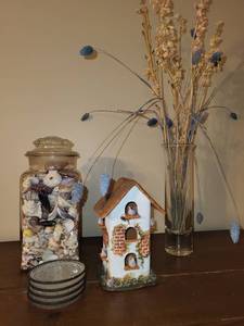 lot 123 image: Decorative Set Jar of Seashells, Birdhouse, Glass Coasters, and Dried Flower Arrangement