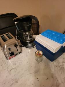 lot 125 image: Kitchen Appliance Set with Toaster, Coffee Maker, and Cooler