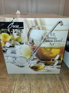 lot 130 image: Crisa 8-Piece Festival Punch Bowl Set