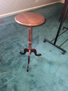 lot 204 image: Wooden Pedestal Side Table with Circular Top