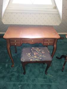 lot 206 image: Vintage Vanity Dressing Table with Floral Patterned Stool