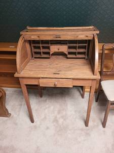 lot 213 image: Vintage Roll-Top Wooden Desk with Drawer and Compartments