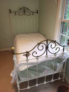 lot 224 image: Antique Brass and Iron Bed Frame with Decorative Finials