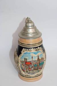 lot 18 image: Vintage German Beer Stein with Pewter Lid and Munich City Scene