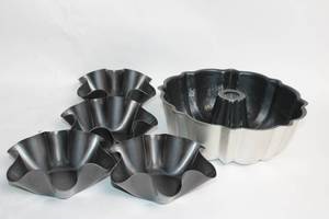 lot 53 image: Set of 6 Metal Bundt and Fluted Cake Pans