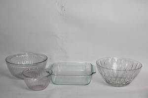lot 77 image: Set of 4 Glass Mixing and Serving Bowls with Pyrex Baking Dish