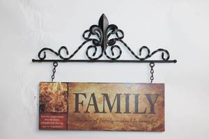 lot 78 image: Decorative Wall Hanging with Family Theme