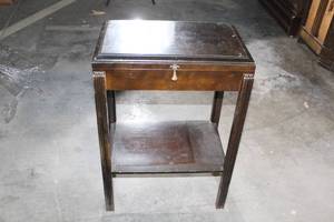 lot 137 image: Oneida Community Tudor Plate Silverware Chest