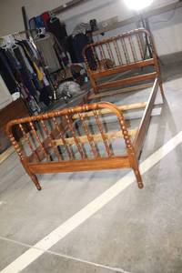 lot 154 image: Vintage Wooden Spindle Twin Bed Frame