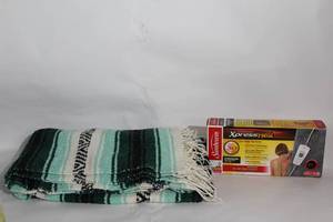 lot 160 image: Sunbeam XpressHeat Heating Pad with Throw Blanket