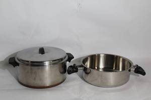 lot 174 image: Set of 2 Stainless Steel Pots with Lids