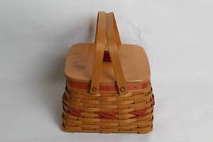 lot A-189 image: Longaberger Christmas Collection 2000 Edition Basket with Lid