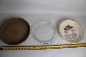 lot 198 image: Set of 3 Assorted Baking Pie Dishes - Pyrex, Stoneware, and Pampered Chef