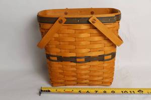 lot A-201 image: Longaberger Collectors Club Handwoven Membership Basket