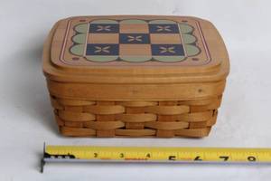 lot A-206 image: Longaberger Handmade Basket with Lid - 2005 Edition