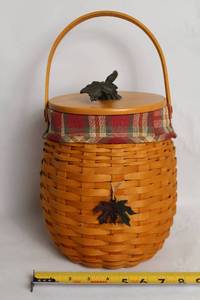 lot A-210 image: Longaberger Handwoven Basket with Lid and Plaid Liner