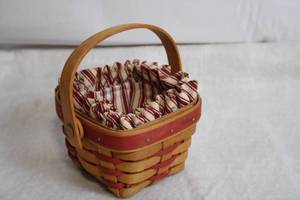 lot A-213 image: Longaberger Handwoven Basket with Liner - 1995
